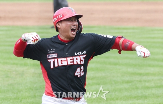 '2024 KBO 포스트시즌 한국시리즈 4차전' 삼성-KIA전이 26일 대구 삼성라이온즈파크에서 열렸다.  KIA 김태군이 3회초 2사 만루에서 좌월 만루 홈런을 날린 후 포효하고 있다. /사진=김진경 대기자