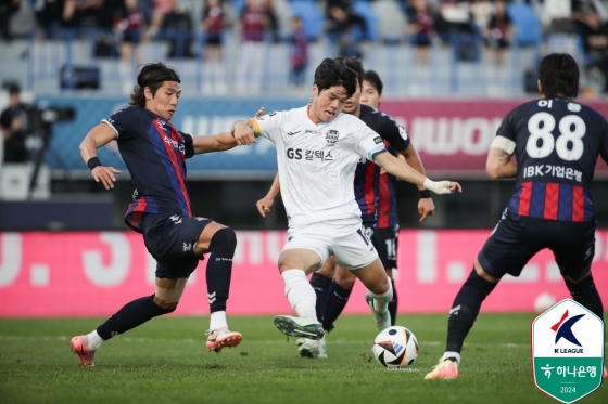 최규백(왼쪽)과 최준(가운데). /사진=한국프로축구연맹 제공