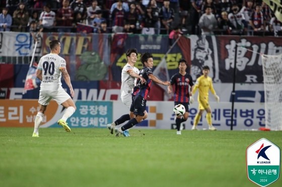 노경호와 경합하는 기성용. /사진=한국프로축구연맹 제공