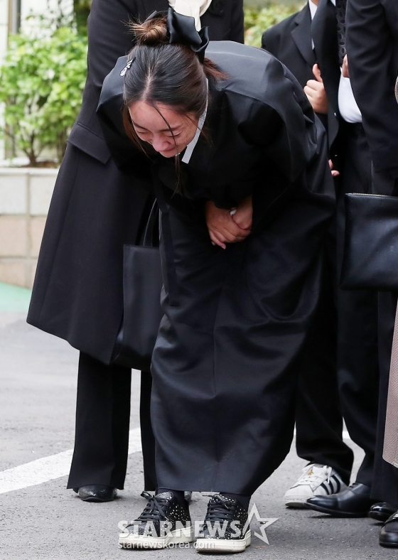 배우 고(故) 김수미 발인식이 21일 오전 서울 성동구 한양대학교 장례식장에서 엄수된 가운데 며느리 서효림이 슬픔에 잠겨 있다.  김수미는 지난 25일 오전 세상을 떠났다. 향년 75세.  고인은 이날 오전 8시 8분께 심정지 상태로 구급차에 실려 서울 성모병원으로 이송됐으나 사망했다. 유족에 따르면, 고혈당 쇼크에 따른 심정지가 온 것으로 알려졌다. 2024.10.27 /사진=김창현 chmt@