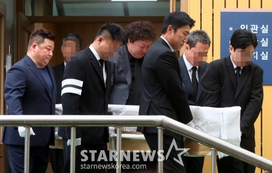 배우 고(故) 김수미 발인식이 27일 오전 서울 성동구 한양대학교 장례식장에서 엄수된 가운데 코미디언 윤정수, 정준하, 장동민이 운구하고 있다.  김수미는 지난 25일 오전 세상을 떠났다. 향년 75세.  고인은 이날 오전 8시 8분께 심정지 상태로 구급차에 실려 서울 성모병원으로 이송됐으나 사망했다. 유족에 따르면, 고혈당 쇼크에 따른 심정지가 온 것으로 알려졌다. 2024.10.27 /사진=김창현 chmt@