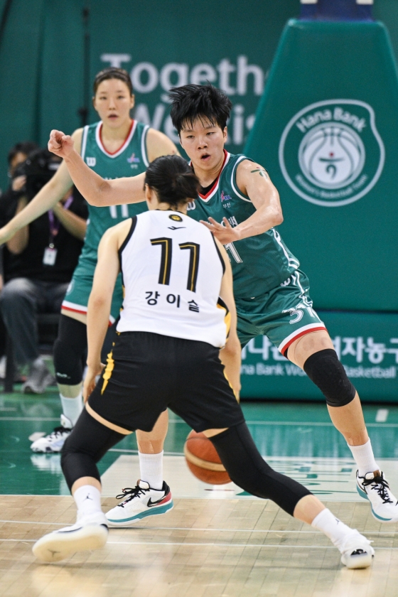 진안(위)과 강이슬. /사진=WKBL 제공