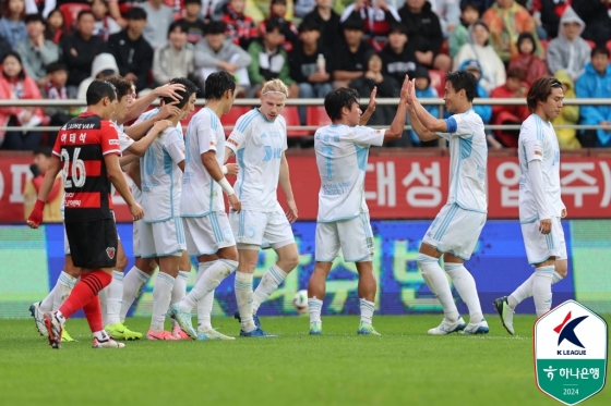 고승범(7번) 득점 후 기뻐하는 울산 선수들. /사진=한국프로축구연맹 제공