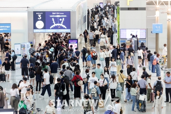 (인천공항=뉴스1) 민경석 기자 = 25일 오전 인천국제공항 출국장이 여름 휴가철을 맞아 해외여행을 떠나는 여행객들로 북적이고 있다. 2024.7.25/뉴스1  Copyright (C) 뉴스1. All rights reserved. 무단 전재 및 재배포,  AI학습 이용 금지. /사진=(인천공항=뉴스1) 민경석 기자