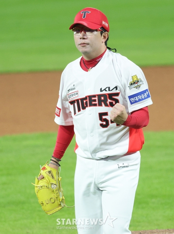 '2024 KBO 포스트시즌 한국시리즈 2차전' KIA-삼성전이 23일 광주-기아챔피언스필드에서 열렸다.  KIA 선발 양현종이 5회초 2사에서 삼성 김영웅을 삼진으로 돌려세운 후 환호하고 있다. /사진=김진경 대기자