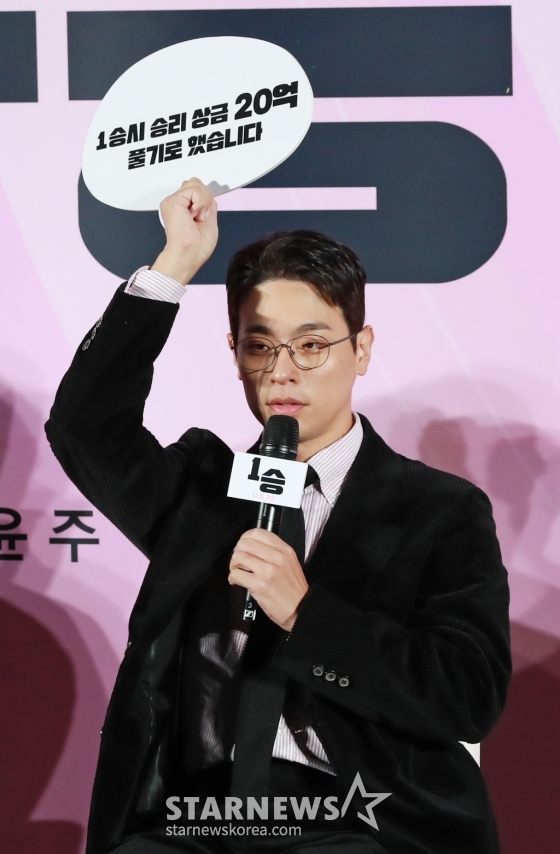배우 박정민이 28일 오전 서울 CGV용산아이파크몰에서 진행된 영화 &#039;1승&#039;(감독 신연식) 제작발표회에 참석해 질문에 답하고 있다.   이겨본 적 없는 감독과 이길 생각 없는 구단주, 이기는 법 모르는 선수들까지 승리의 가능성이 하나도 없는 프로 여자배구단이 1승을 위해 도전에 나서는 영화 &#039;1승&#039;은 오는 12월 개봉예정이다. /2024.10.28 /사진=이동훈 photoguy@