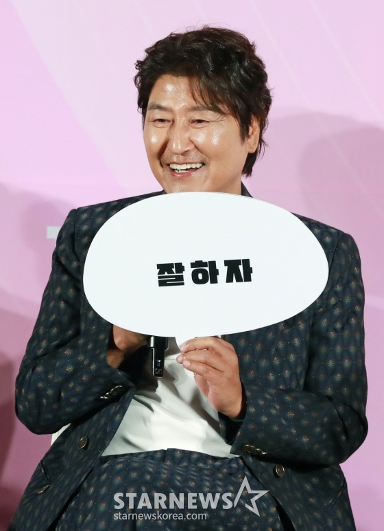 배우 송강호가 28일 오전 서울 CGV용산아이파크몰에서 진행된 영화 &#039;1승&#039;(감독 신연식) 제작발표회에 참석해 질문에 답하고 있다.   이겨본 적 없는 감독과 이길 생각 없는 구단주, 이기는 법 모르는 선수들까지 승리의 가능성이 하나도 없는 프로 여자배구단이 1승을 위해 도전에 나서는 영화 &#039;1승&#039;은 오는 12월 개봉예정이다. /2024.10.28 /사진=이동훈 photoguy@