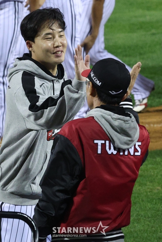 &#039;2024 KBO 포스트시즌 플레이오프 3차전&#039; LG-삼성전이 17일 서울 잠실야구장에서 열렸다.  삼성에 1-0 승리를 거둔 뒤 LG 임찬규가 염경엽 감독과 하이파이브를 하고 있다. /사진=김진경 대기자