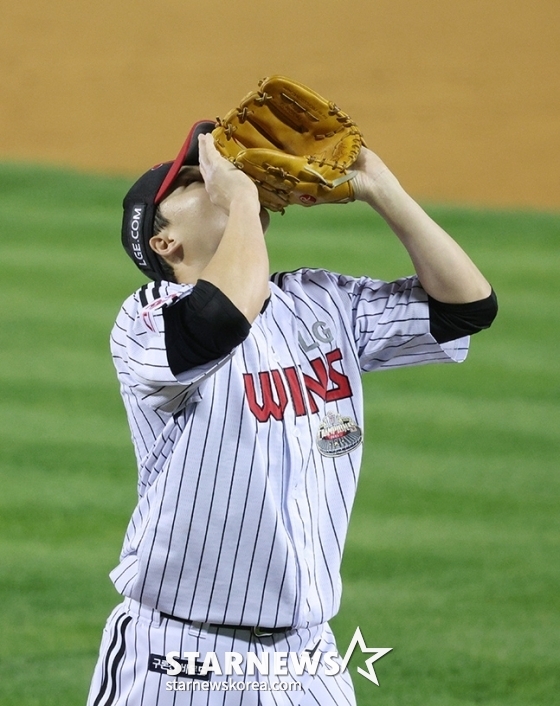 &#039;2024 KBO 포스트시즌 플레이오프 3차전&#039; LG-삼성전이 17일 서울 잠실야구장에서 열렸다.  LG 선발 임찬규가 5회 투구를 마친 후 더그아웃으로 향하고 있다. /사진=김진경 대기자