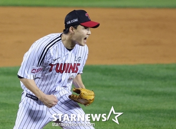 &#039;2024 KBO 포스트시즌 플레이오프 3차전&#039; LG-삼성전이 17일 서울 잠실야구장에서 열렸다.  LG 선발 임찬규가 4회초 2사 1,3루에서 삼성 강민호를 삼진으로 돌려세운 후 포효하고 있다. /사진=김진경 대기자
