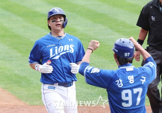 삼성 포수 강민호(왼쪽). 5차전에선 선발 라인업에서 제외됐다. /사진=김진경 대기자