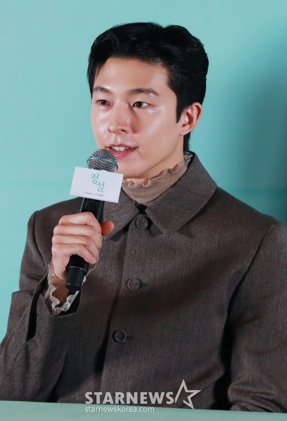 배우 홍경이 28일 오후 서울 메가박스 코엑스에서 진행된 영화 &#039;청설&#039;(감독 조선호) 언론시사회 및 기자간담회에 참석해 질문에 답하고 있다.  사랑을 향해 직진하는 ‘용준’(홍경)과 진심을 알아가는 ‘여름’(노윤서), 두 사람을 응원하는 동생 ‘가을’(김민주)의 청량하고 설레는 순간들을 담은 영화 청설은 11월 6일 개봉한다. /2024.10.28 /사진=이동훈 photoguy@
