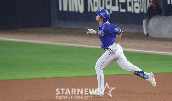 김영웅이 홈런을 날리고 타구를 바라보고 있다. /사진=김진경 대기자