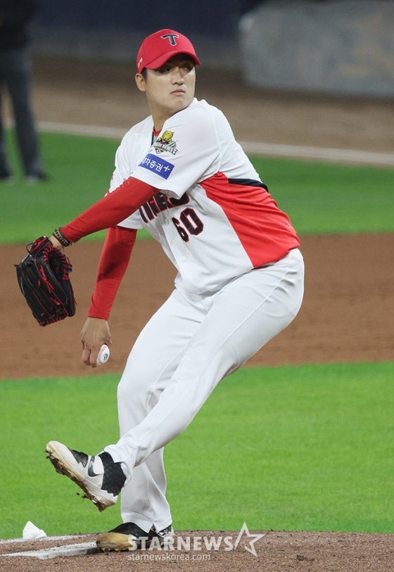 &#039;2024 KBO 포스트시즌 한국시리즈 5차전&#039; KIA-삼성전이 28일 광주-기아챔피언스필드에서 열렸다.  3회 구원 등판한 KIA 김도현이 역투하고 있다. /사진=김동윤 기자