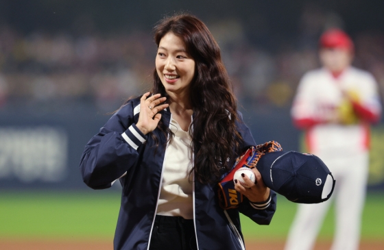 (광주=뉴스1) 장수영 기자 = 28일 오후 광주 기아챔피언스필드에서 열린 프로야구 &#039;2024 신한 SOL 뱅크 KBO 포스트시즌&#039; 한국시리즈 5차전 삼성 라이온즈와 KIA 타이거즈의 경기에 앞서 배우 박신혜가 시구를 마친 뒤 이동하고 있다. 2024.10.28/뉴스1  Copyright (C) 뉴스1. All rights reserved. 무단 전재 및 재배포,  AI학습 이용 금지. /사진=(광주=뉴스1) 장수영 기자