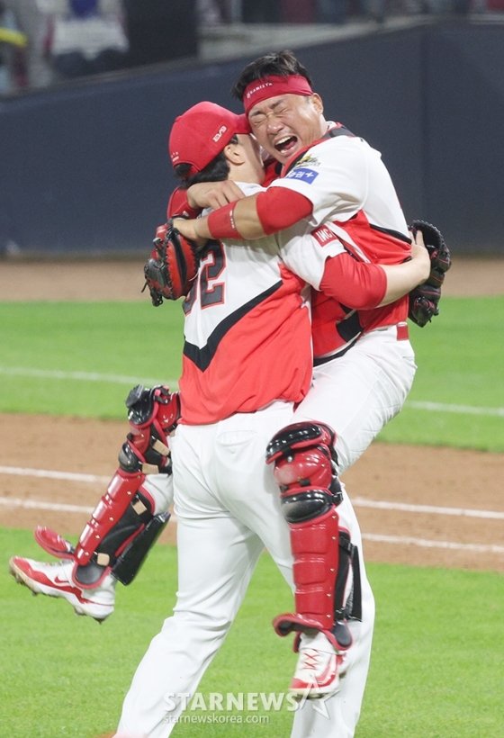 &#039;2024 KBO 포스트시즌 한국시리즈 5차전&#039; KIA-삼성전이 28일 광주-기아챔피언스필드에서 열렸다.  KIA가 5차전 삼성에 승리히며 4승 1패로 우승을 차지했다. 정해영이 경기를 매조지한 후 김태군과 기뻐하고 있다. /사진=김진경 대기자