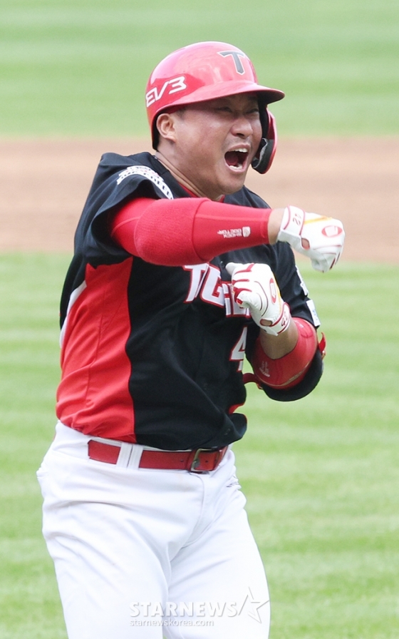 &#039;2024 KBO 포스트시즌 한국시리즈 4차전&#039; 삼성-KIA전이 26일 대구 삼성라이온즈파크에서 열렸다. KIA 김태군이 3회초 2사 만루에서 좌월 만루 홈런을 날린 후 포효하고 있다. /사진=김진경 대기자