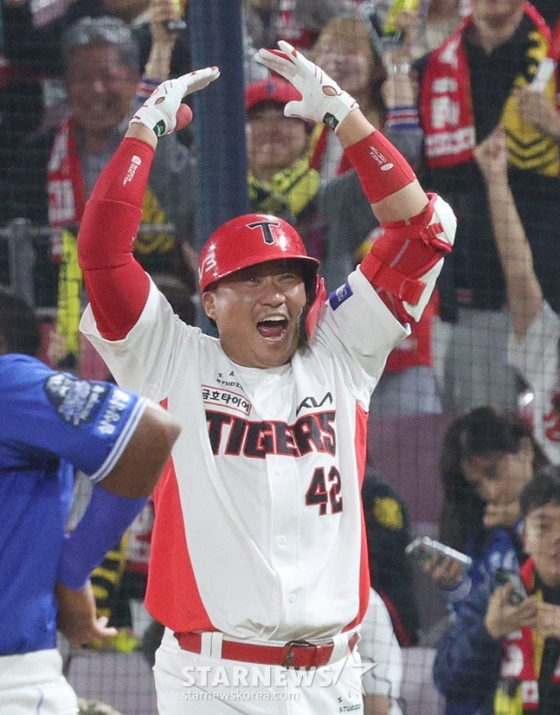 &#039;2024 KBO 포스트시즌 한국시리즈 5차전&#039; KIA-삼성전이 28일 광주-기아챔피언스필드에서 열렸다. KIA 김태군이 6회말 1사 1,3루에서 역전 1타점 내야안타를 날린 후 환호하고 있다. /사진=김진경 대기자