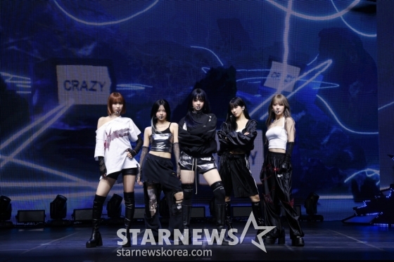 그룹 르세라핌 허윤진, 김채원, 카즈하, 사쿠라, 홍은채가 29일 오후 서울 광진구 예스24 라이브홀에서 열린 미니 4집 &#039;크레이지&#039;(CRAZY) 발매 기념 쇼케이스에서 무대를 선보이고 있다. 2024.08.29 사진=쏘스뮤직 /사진=임성균