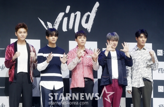 $ 밴드 FT아일랜드가 7일 오후 서울 광진구 예스24라이브홀에서 진행된 10주년 기념 앨범 &#039;OVER 10 YEARS&#039; 발매 기념 쇼케이스에서 포즈를 취하고 있다. /사진=김휘선 기자 hwijpg@