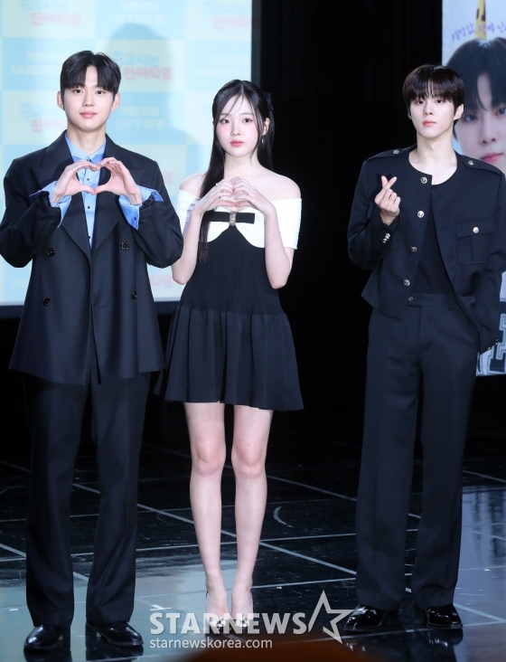 배우 최건, 강나언, 김우석이 29일 오전 서울 강남구 청담동 일지아트홀에서 진행된 웹드라마 &#039;0교시는 인싸타임&#039; 제작발표회에 참석해 포즈를 취하고 있다.   &#039;0교시는 인싸타임&#039;은 익명 커뮤니티 앱 &#039;인싸타임&#039;의 관리자가 되어 전교생의 모든 비밀을 알게 된 &#039;아싸&#039;(아웃사이더)가 지독하게도 얽히고 싶었던 &#039;핵인싸&#039; 무리에 들어가며 펼쳐지는 하이틴 시크릿 로맨스다. 채널 시네마천국에서 오는 11월 10일 첫 방송된다. 2024.10.29 /사진=김창현 chmt@