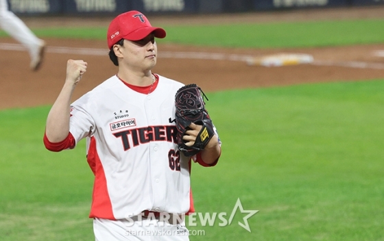 &#039;2024 KBO 포스트시즌 한국시리즈 5차전&#039; KIA-삼성전이 28일 광주-기아챔피언스필드에서 열렸다.  KIA 마무리 정해영이 8회초 2사 만루에서 등판해 삼성 이재현을 뜬공으로 처리한 후 환호하고 있다. /사진=김진경 대기자