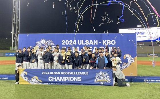 롯데 선수단이 29일 울산 문수야구장에서 열린 2024 울산-KBO Fall League 결승전에서 우승한 후 기념촬영을 하고 있다. /사진=롯데 자이언츠 제공 