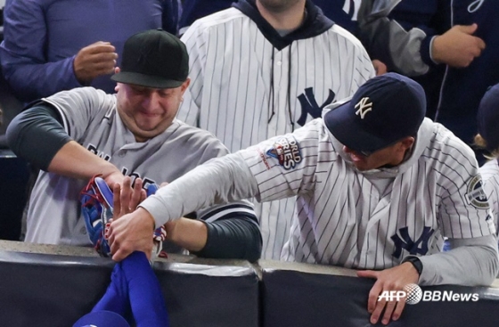 30일(한국시간) 열린 2024 MLB 월드시리즈 4차전에서 1회 말 수비 도중 무키 베츠의 수비를 방해한 관중의 모습. /AFPBBNews=뉴스1