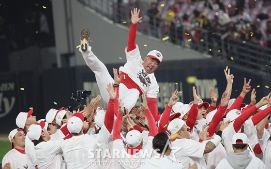 &#039;2024 KBO 포스트시즌 한국시리즈 5차전&#039; KIA-삼성전이 지난 28일 광주-기아챔피언스필드에서 열렸다.  KIA가 5차전 삼성에 승리히며 4승 1패로 우승을 차지했다. 선수들이 이범호 감독을 헹가래치고 있다. /사진=김진경 대기자