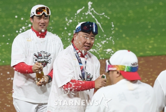 &#039;2024 KBO 포스트시즌 한국시리즈 5차전&#039; KIA-삼성전이 28일 광주-기아챔피언스필드에서 열렸다.  KIA가 5차전 삼성에 승리히며 4승 1패로 우승을 차지했다. 이범호 감독이 샴페인 샤워 세리머니를 하고 있다. /사진=김진경 대기자