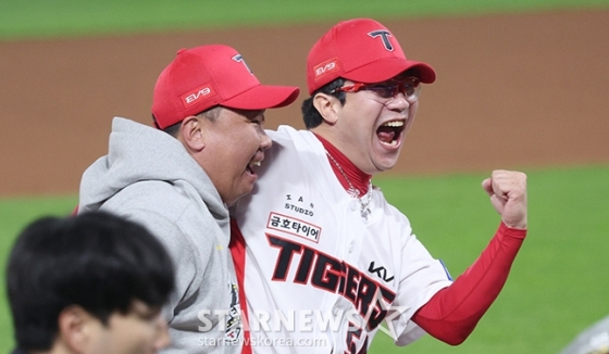 &#039;2024 KBO 포스트시즌 한국시리즈 5차전&#039; KIA-삼성전이 28일 광주-기아챔피언스필드에서 열렸다.  KIA가 5차전 삼성에 승리히며 4승 1패로 우승을 차지했다. 이범호 감독이 양현종과 포옹하며 기쁨을 나누고 있다. /사진=김진경 대기자
