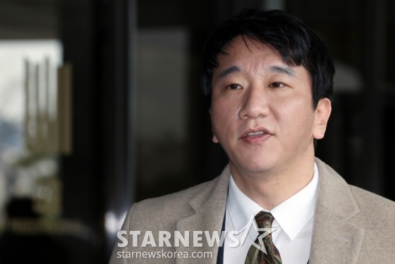 (서울=뉴스1) 박정호 기자 = 주수호 대한의사협회 의대정원 증원 저지를 위한 비상대책위원회 언론홍보위원장을 대리해 법무법인 존재의 노종언 변호사가 11일 오후 서울 서초구 서울중앙지방검찰청에서 위조 의협 공문 일명 &#039;전공의 블랙리스트&#039; 인터넷 유포 악플러에 대한 고발장 제출에 앞서 취재진의 질문에 답하고 있다. 2024.3.11/뉴스1  Copyright (C) 뉴스1. All rights reserved. 무단 전재 및 재배포,  AI학습 이용 금지. /사진=(서울=뉴스1) 박정호 기자