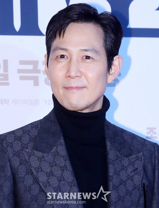 배우 이정재가 5일 오후 서울 용산구 아이파크몰 CGV에서 진행된 영화 &#039;외계+인 2부&#039; VIP시사회에 참석해 포즈를 취하고 있다.  &#039;외계+인&#039; 2부는 치열한 신검 쟁탈전 속 숨겨진 비밀이 밝혀지는 가운데 현재로 돌아가 모두를 구하려는 인간과 도사들의 이야기를 그린 영화. 1부의 주역 류준열, 김태리, 김우빈, 염정아, 조우진, 김의성의 시너지와 더불어 1부에서 감춰졌던 활약을 펼칠 이하늬와 새롭게 합류한 맹인 검객 &#039;능파&#039; 역의 진선규가 더욱 풍성한 재미를 전할 예정이다. 오는 10일 개봉. 2024.01.05 /사진=김창현