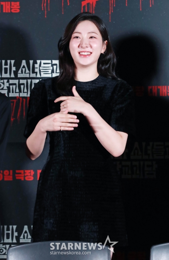 배우 손주연이 31일 오후 서울 CGV용산아이파크몰에서 진행된 영화 &#039;아메바 소녀들과 학교괴담: 개교기념일&#039; 언론시사회 및 기자간담회에 참석해 인사를 하고 있다. /2024.10.31 /사진=이동훈 photoguy@