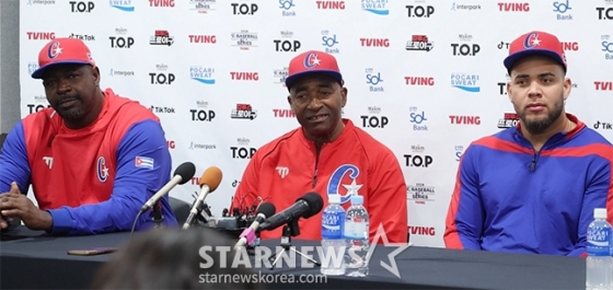 &#039;2024 WBSC 프리미어 12&#039; 평가전 한국-쿠바전이 1일 서울 고척스카이돔에서 열렸다.  아르만도 욘슨 감독(가운데), 루이스 라조 코치(왼쪽), 요안 몬카다가 경기 전 인터뷰에서 기자들의 질문에 답하고 있다. /사진=김진경 대기자