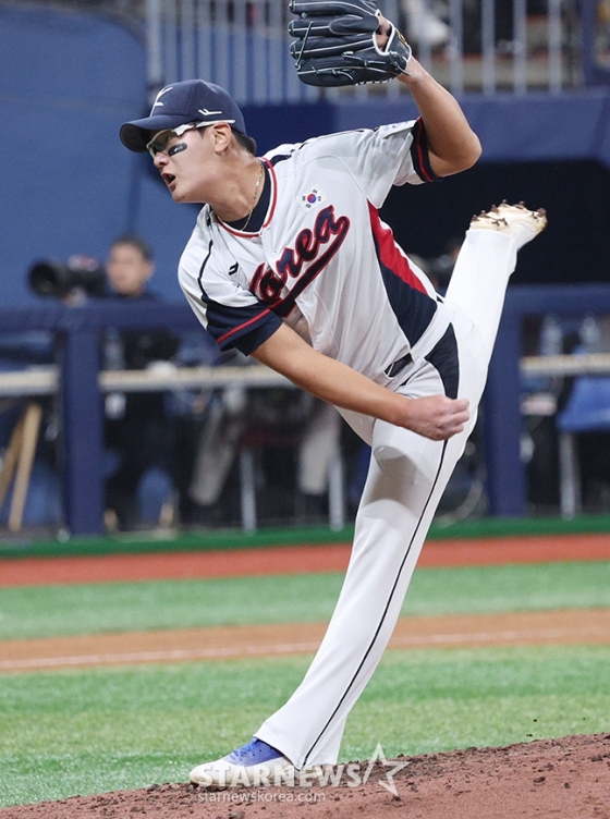 &#039;2024 WBSC 프리미어 12&#039; 평가전 한국-쿠바전이 1일 서울 고척스카이돔에서 열렸다.  한국 김서현이 역투하고 있다. /사진=김진경 대기자