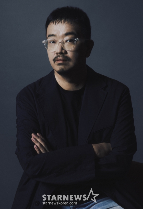 넷플릭스 오리지널 시리즈 &#039;지옥&#039; 시즌2의 연상호 감독이 29일 진행된 라운드 인터뷰를 위해 포즈를 취하고 있다. /사진제공=넷플릭스 2024.10.29 /사진=이동훈 photoguy@