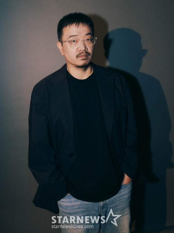 넷플릭스 오리지널 시리즈 &#039;지옥&#039; 시즌2의 연상호 감독이 29일 진행된 라운드 인터뷰를 위해 포즈를 취하고 있다. /사진제공=넷플릭스 2024.10.29 /사진=이동훈 photoguy@