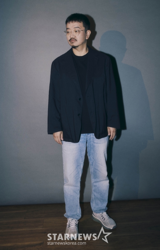 넷플릭스 오리지널 시리즈 &#039;지옥&#039; 시즌2의 연상호 감독이 29일 진행된 라운드 인터뷰를 위해 포즈를 취하고 있다. /사진제공=넷플릭스 2024.10.29 /사진=이동훈 photoguy@