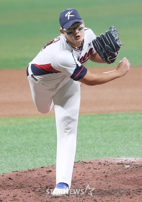 &#039;2024 WBSC 프리미어 12&#039; 평가전 한국-쿠바전이 1일 서울 고척스카이돔에서 열렸다.  한국 김서현이 역투하고 있다. /사진=김진경 대기자