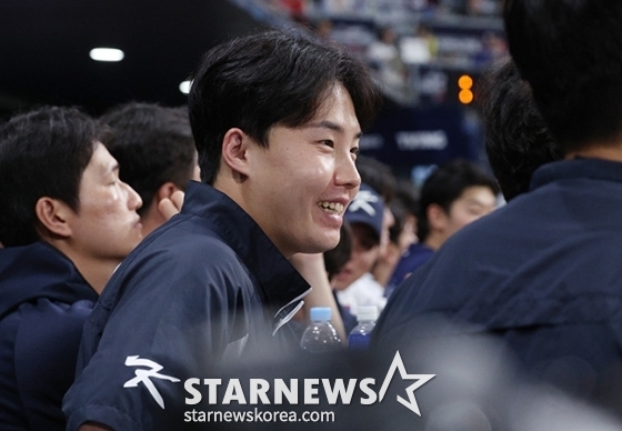  &#039;2024 WBSC 프리미어 12&#039; 평가전 한국-쿠바전이 1일 서울 고척스카이돔에서 열렸다.  한국대표팀 투수 임찬규가 더그아웃에서 밝은 표정으로 경기를 지켜보고 있다. /사진=김진경 대기자