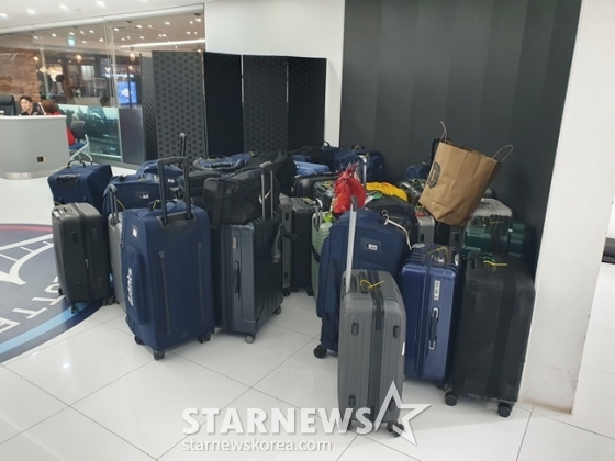 롯데 선수단이 3일 열린 &#039;레드 팬스티벌&#039; 종료 후 인천국제공항으로 이동하기 위해 짐을 챙겨놓았다. /사진=양정웅 기자 