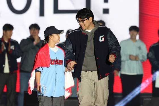롯데 유강남(오른쪽)이 3일 부산 사직야구장에서 열린 &#039;레드 팬스티벌&#039;에서 참가해 팬과 시간을 보내고 있다. /사진=롯데 자이언츠 제공 