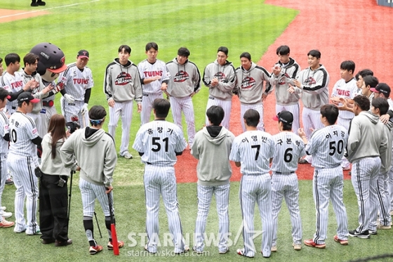 &#039;2024 KBO 포스트시즌 플레이오프 4차전&#039; LG-삼성전이 19일 서울 잠실야구장에서 열렸다. 홍창기를 비롯한 LG 선수들이 경기에 나서며 파이팅을 외치고 있다. /사진=김진경 대기자