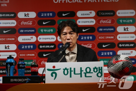 홍명보 한국 축구대표팀 감독이 4일 오전 서울시 종로구의 축구회관에서 &#039;2026 국제축구연맹(FIFA) 북중미 월드컵&#039; 아시아 3차 예선 B조 5차전 쿠웨이트 원정과 6차전 팔레스타인 원정에 나설 대표팀 명단(26명)을 발표하고 있다. /사진=뉴스1