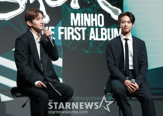 샤이니 민호가 4일 오전 서울 여의도 페어몬트 앰배서더 호텔에서 진행된 솔로 첫 정규 앨범 &#039;콜 백&#039;(CALL BACK) 발매 기자간담회에서 동료가수 최강창민의 인사말을 듣고 있다. 이번 앨범에는 타이틀 곡 &#039;콜 백&#039;을 포함해 총 10곡으로 구성됐다. /2024.11.04 /사진=이동훈 photoguy@