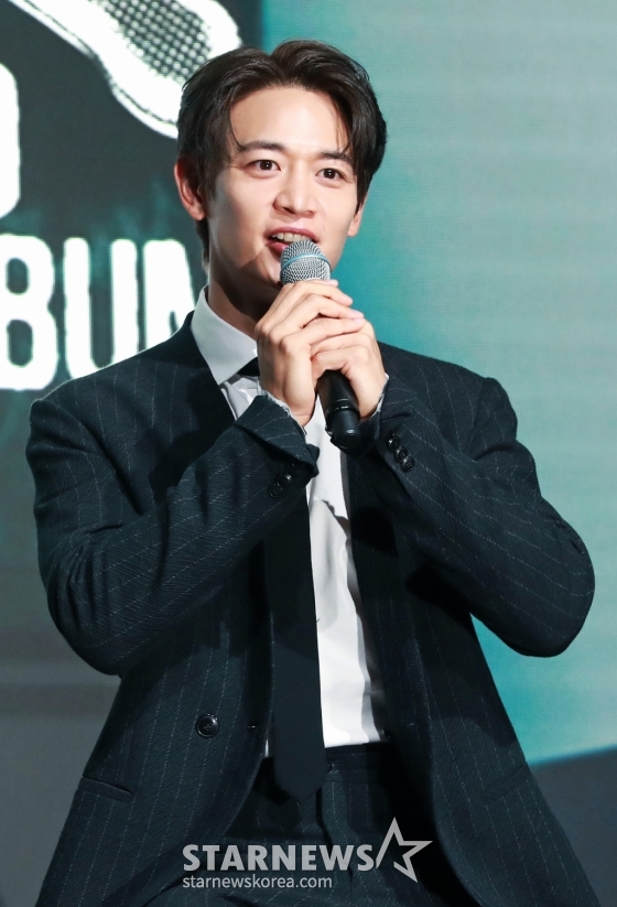 샤이니 민호가 4일 오전 서울 여의도 페어몬트 앰배서더 호텔에서 진행된 솔로 첫 정규 앨범 &#039;콜 백&#039;(CALL BACK) 발매 기자간담회에서 질문에 답하고 있다. 이번 앨범에는 타이틀 곡 &#039;콜 백&#039;을 포함해 총 10곡으로 구성됐다. /2024.11.04 /사진=이동훈 photoguy@