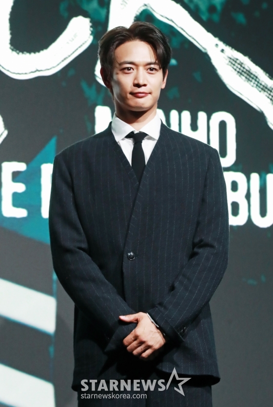 샤이니 민호가 4일 오전 서울 여의도 페어몬트 앰배서더 호텔에서 진행된 솔로 첫 정규 앨범 &#039;콜 백&#039;(CALL BACK) 발매 기자간담회에서 포즈를 취하고 있다. 이번 앨범에는 타이틀 곡 &#039;콜 백&#039;을 포함해 총 10곡으로 구성됐다. /2024.11.04 /사진=이동훈 photoguy@
