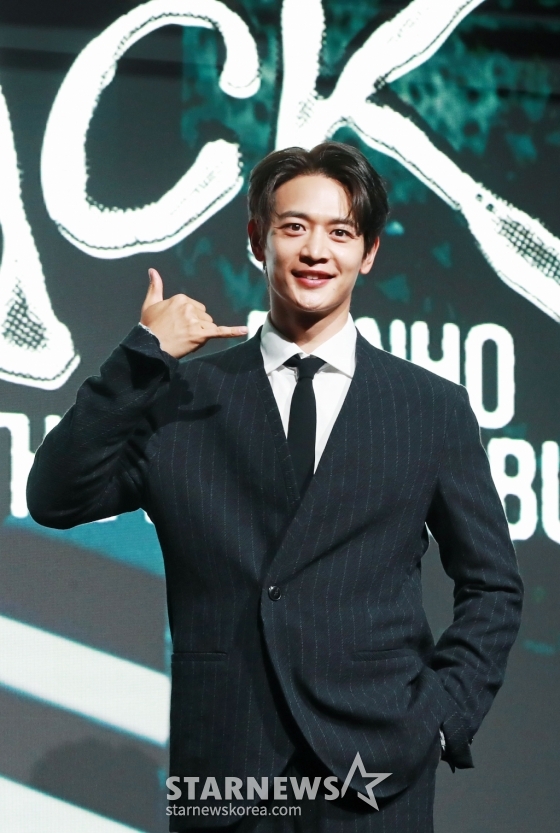 샤이니 민호가 4일 오전 서울 여의도 페어몬트 앰배서더 호텔에서 진행된 솔로 첫 정규 앨범 &#039;콜 백&#039;(CALL BACK) 발매 기자간담회에서 포즈를 취하고 있다. 이번 앨범에는 타이틀 곡 &#039;콜 백&#039;을 포함해 총 10곡으로 구성됐다. /2024.11.04 /사진=이동훈 photoguy@