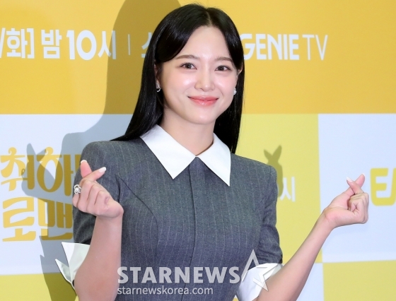 배우 김세정이 4일 오후 서울 마포구 상암동 스탠포드 서울에서 진행된 ENA 월화드라마 &#039;취하는 로맨스&#039; 제작발표회에 참석해 포즈를 취하고 있다.   &#039;취하는 로맨스&#039;는 감정을 숨기는 게 당연한 &#039;초열정&#039; 주류회사 영업왕 용주(김세정 분)와 감정을 캐치하는 게 일상인 &#039;초민감&#039; 브루어리 대표 민주(이종원 분)의 설렘 도수 끌올 로맨스. 2024.11.04 /사진=김창현 chmt@